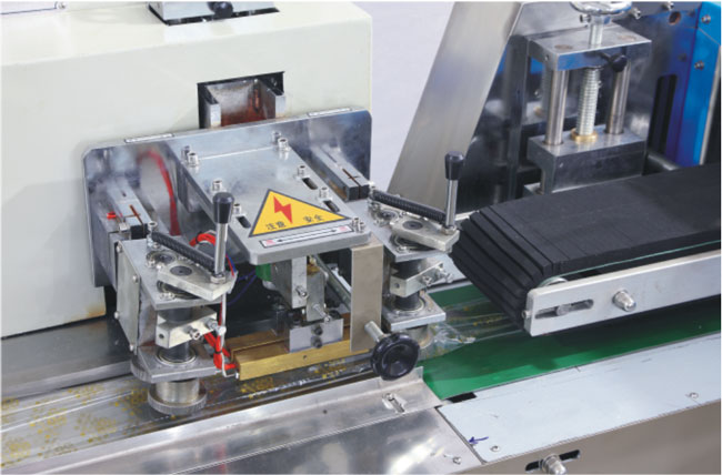 KD-260下走紙皮帶枕式包裝機機械細節